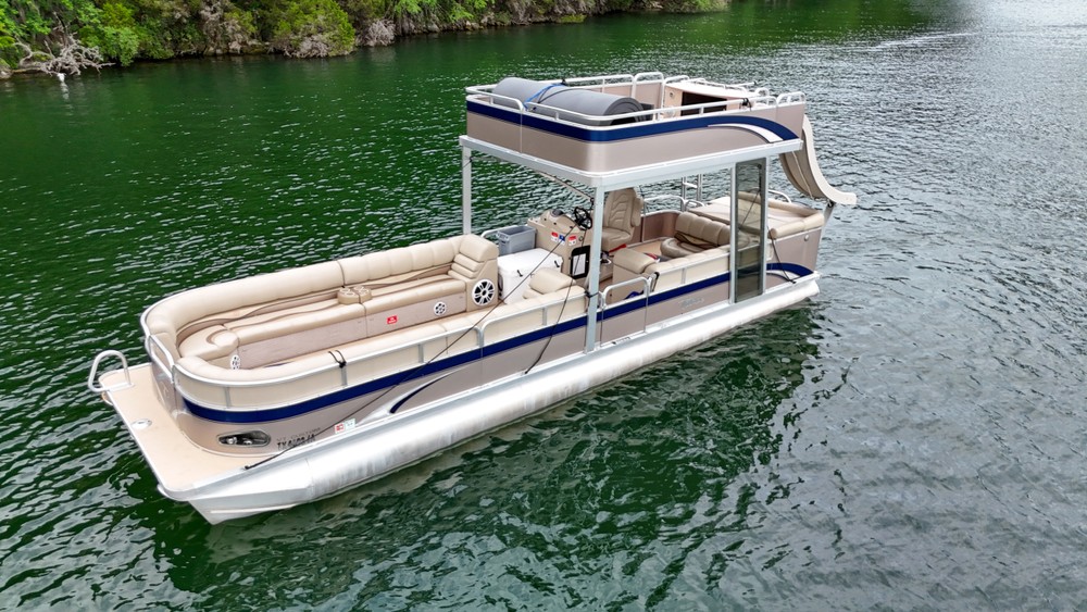 Pontoon boat