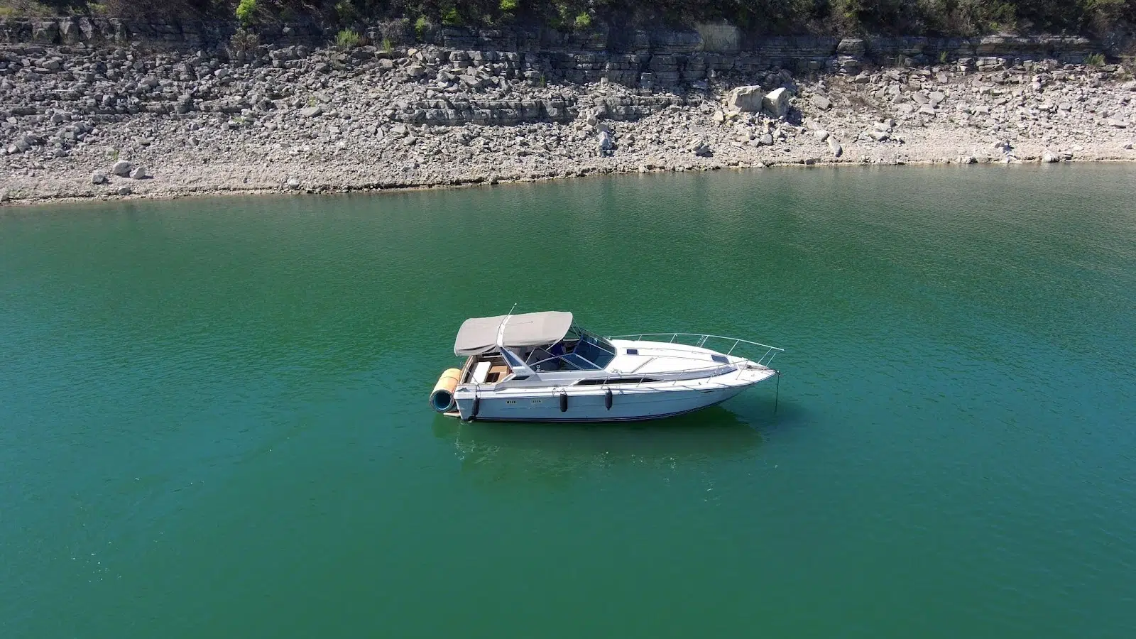 Differences Between Pontoon Boats and Speedboats Explained